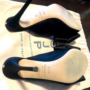 I am selling this cute pair of SJP open toe bow slides.